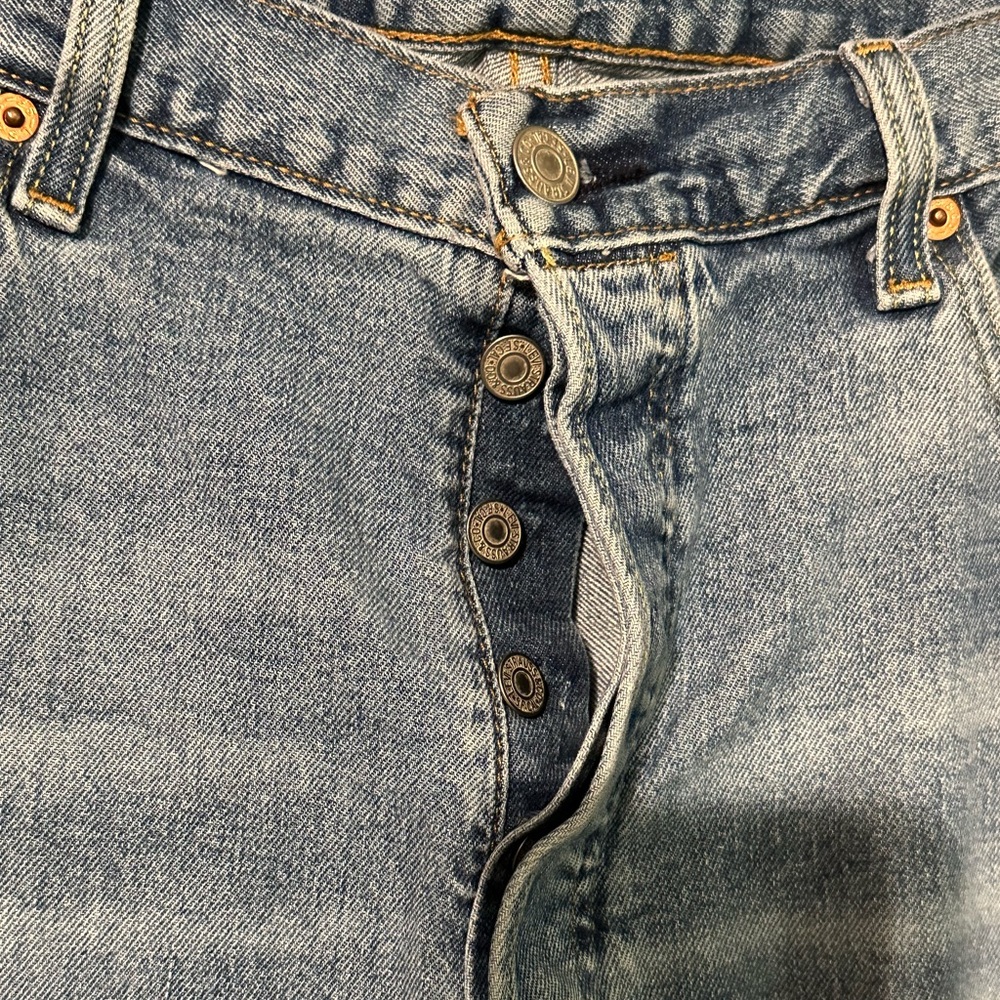 Levi’s 501 Button Fly Light Wash Straight Leg Distressed Knee W38 L32 - Picture 3 of 9